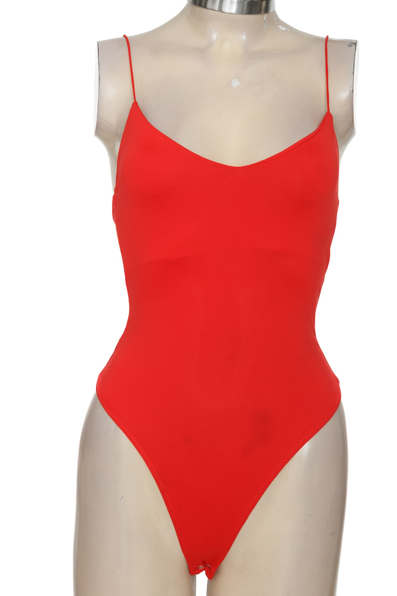 Top / Camiseta color Rojo - Bershka