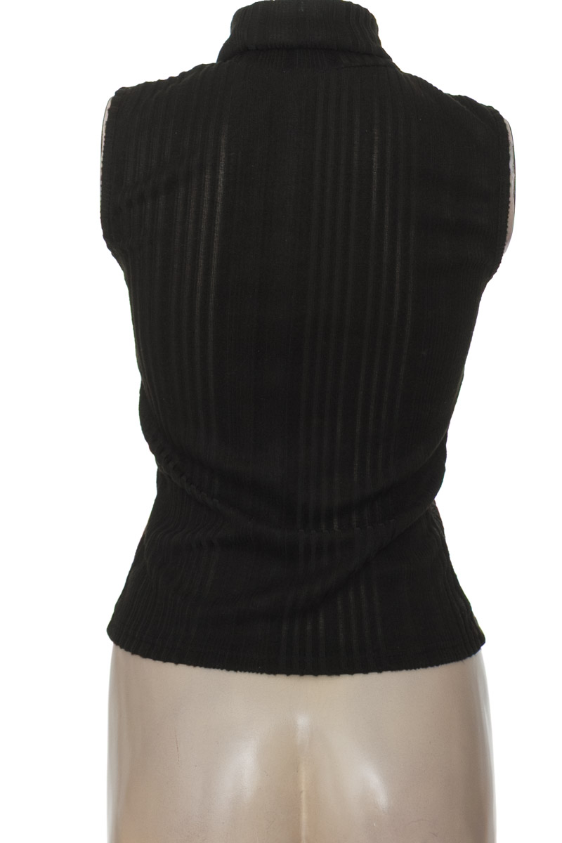 Top / Camiseta color Negro - Closeando