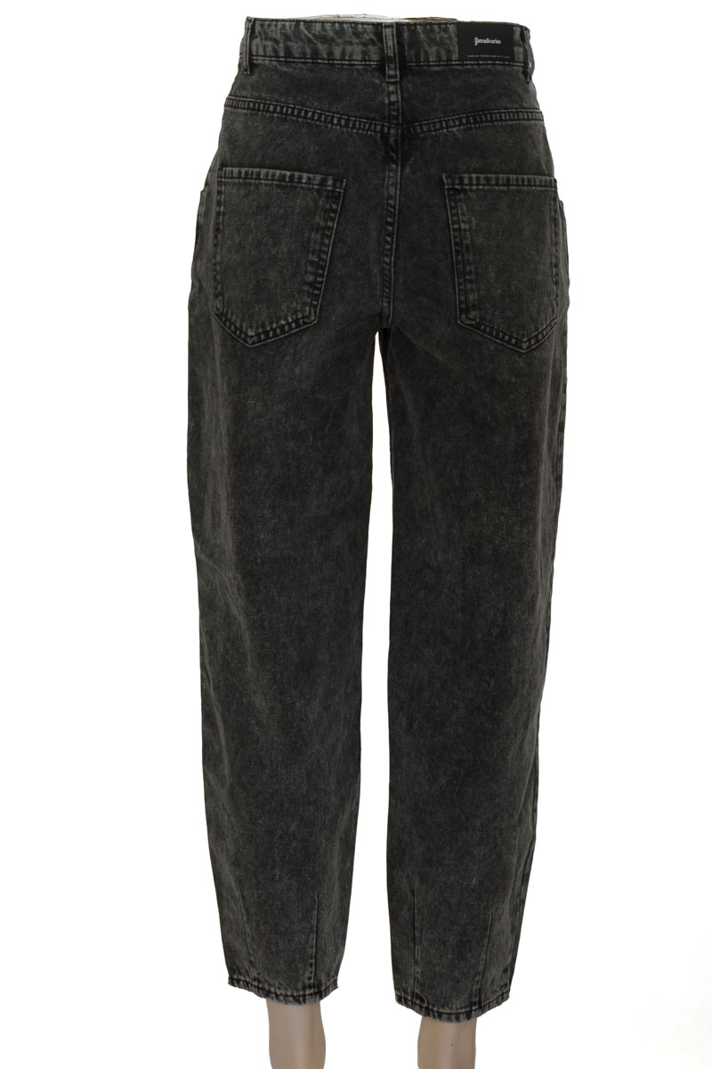 Pantalones color Negro - Stradivarius
