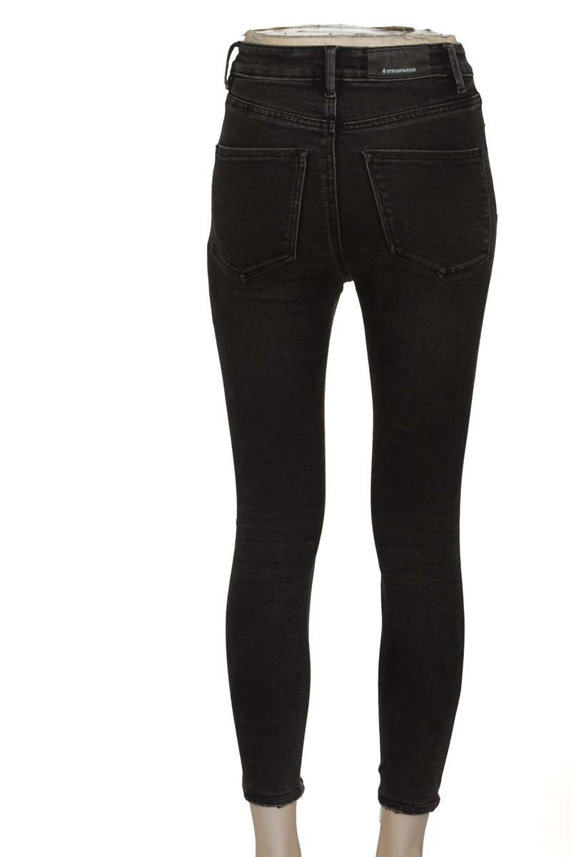 Pantalones color Negro - Stradivarius
