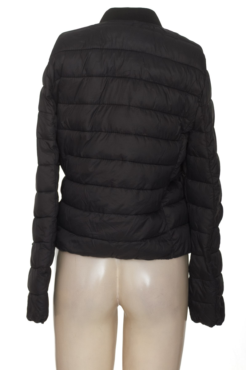 Chaqueta / Abrigo color Negro - Bershka
