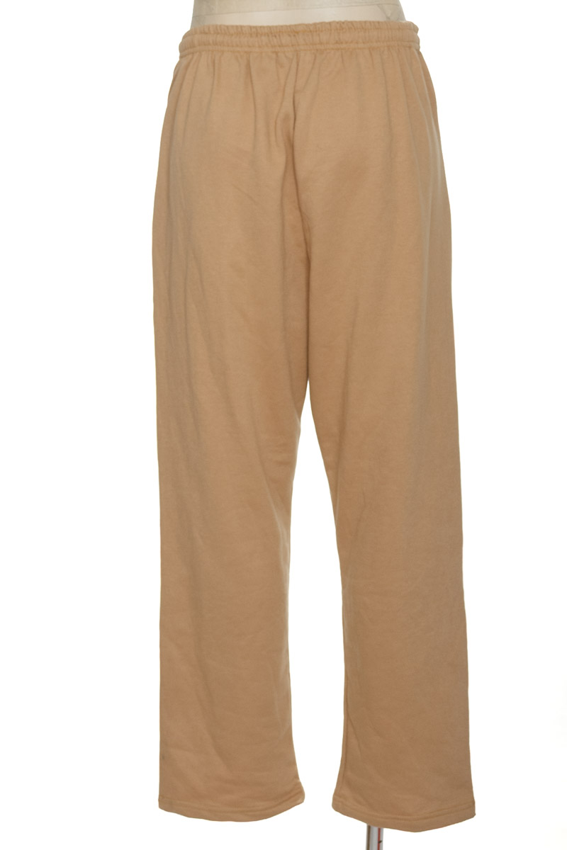 Ropa Deportiva color Beige - Closeando