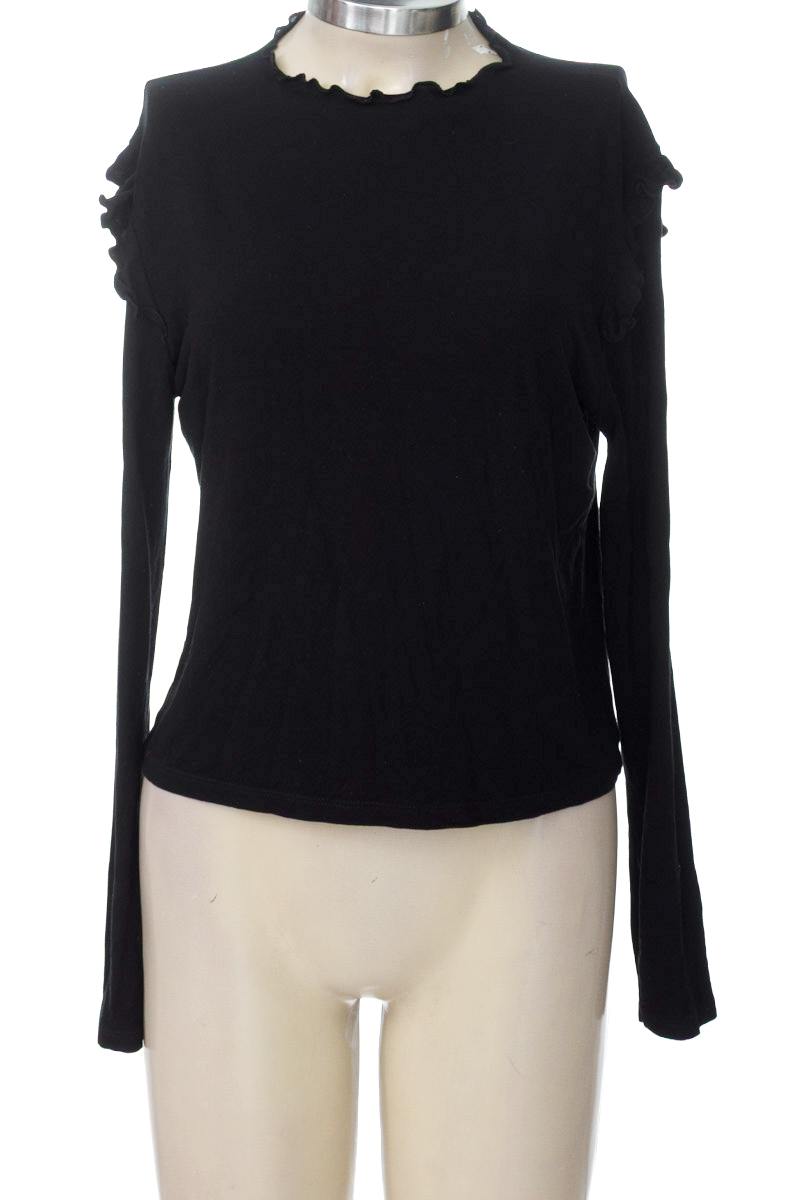 Top / Camiseta color Negro - Closeando