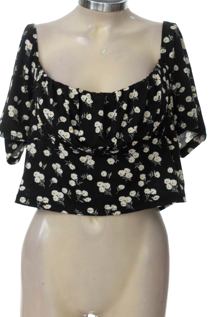 Top / Camiseta color Negro - Closeando