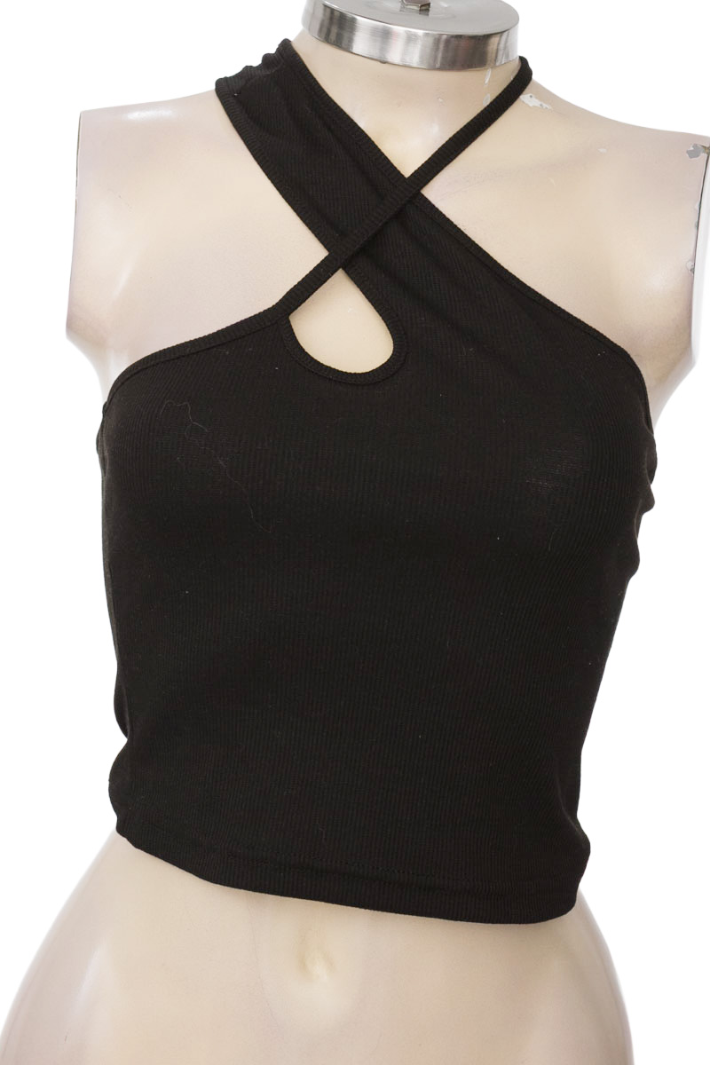 Top / Camiseta color Negro - Closeando