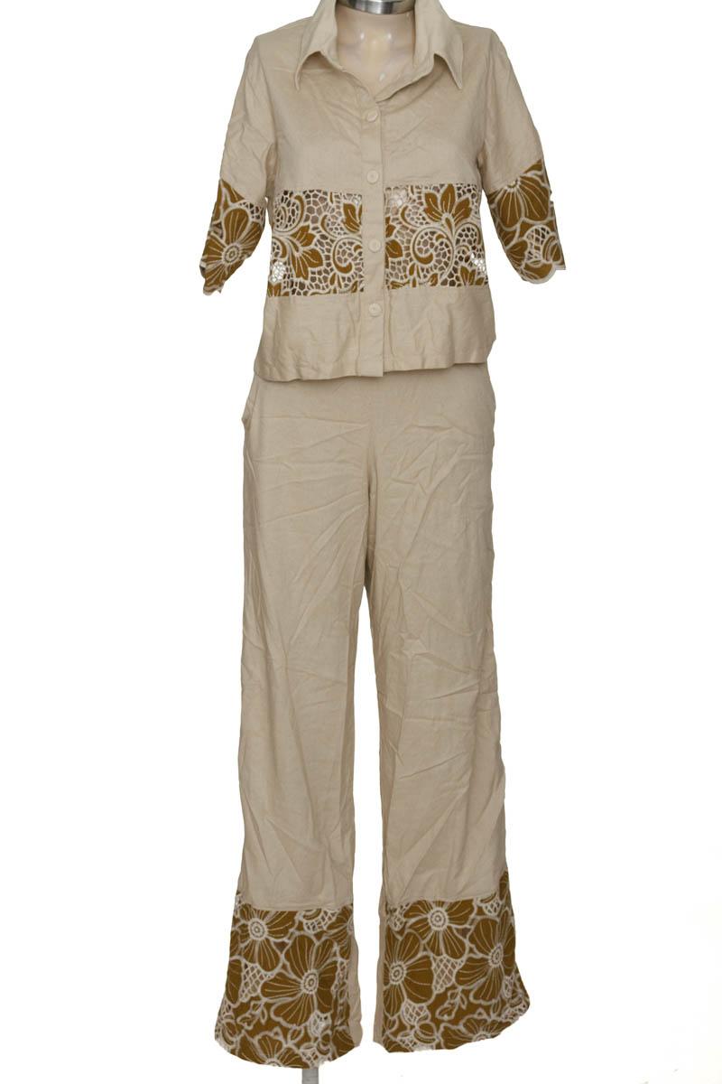 Vestido / Enterizo color Beige - Closeando