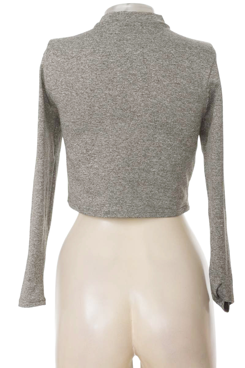 Ropa Deportiva / Salida de Baño color Gris - Closeando