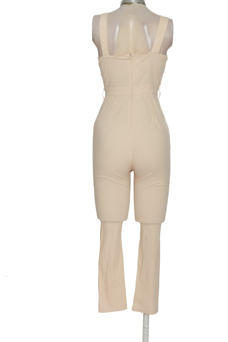 Vestido / Enterizo color Beige - Closeando