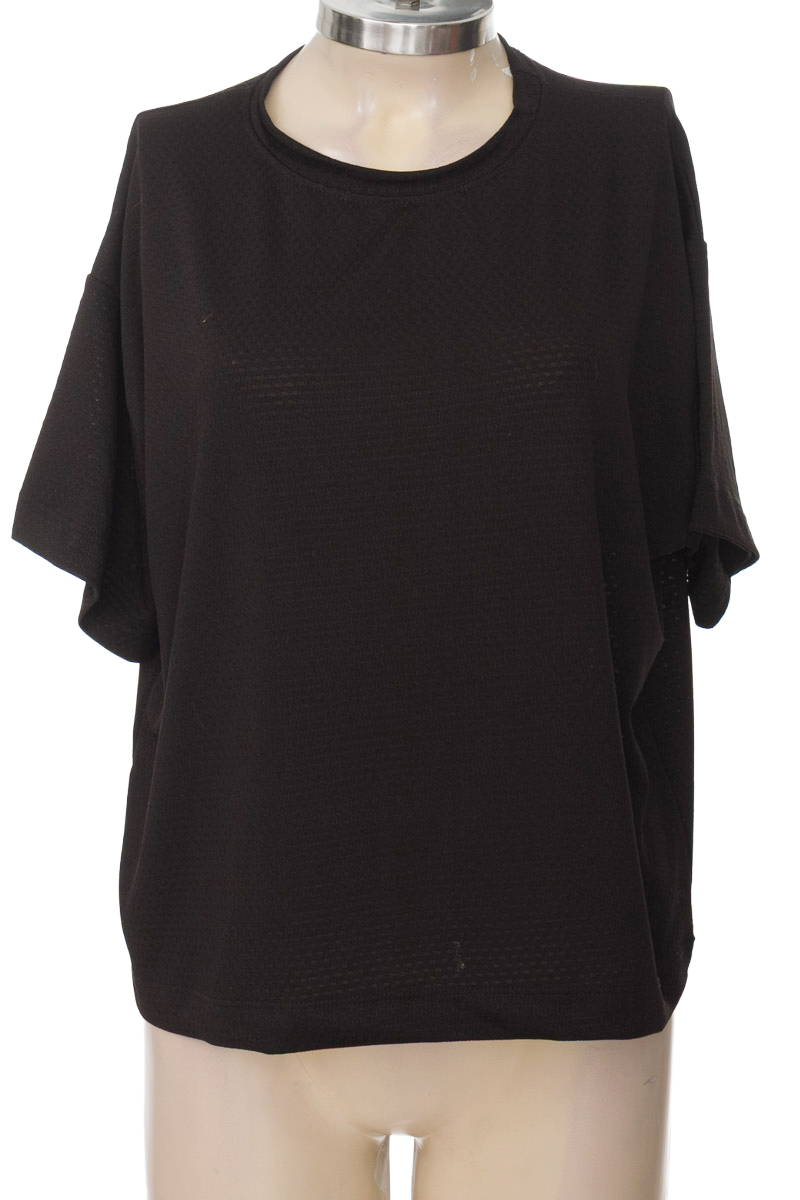 Ropa Deportiva / Salida de Baño color Negro - Hilo Rojo