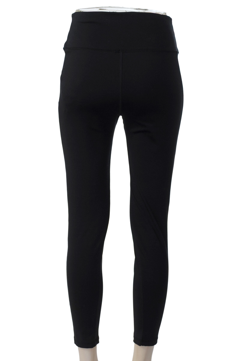 Ropa Deportiva / Salida de Baño color Negro - Closeando