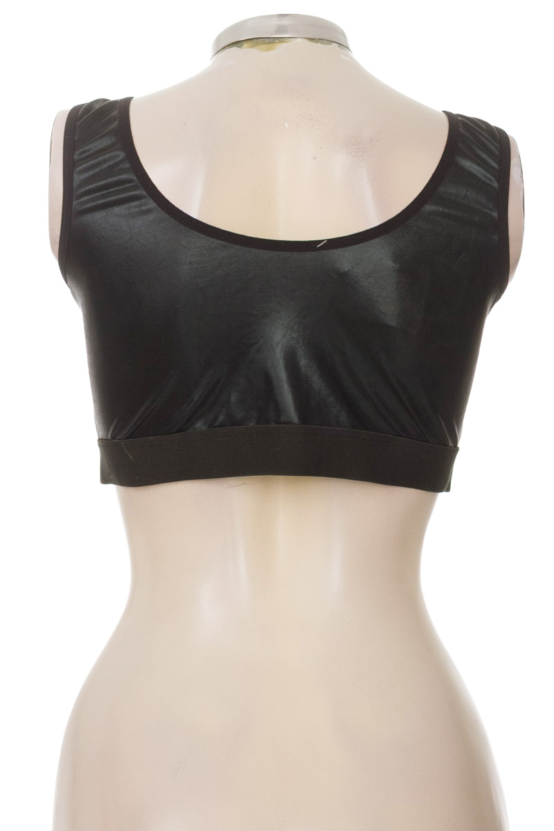 Top / Camiseta color Negro - Closeando