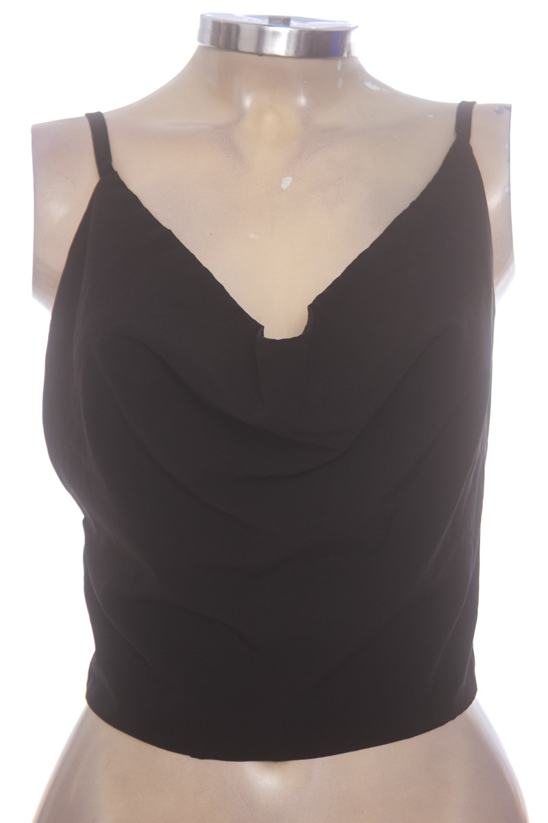Top / Camiseta color Negro - Closeando