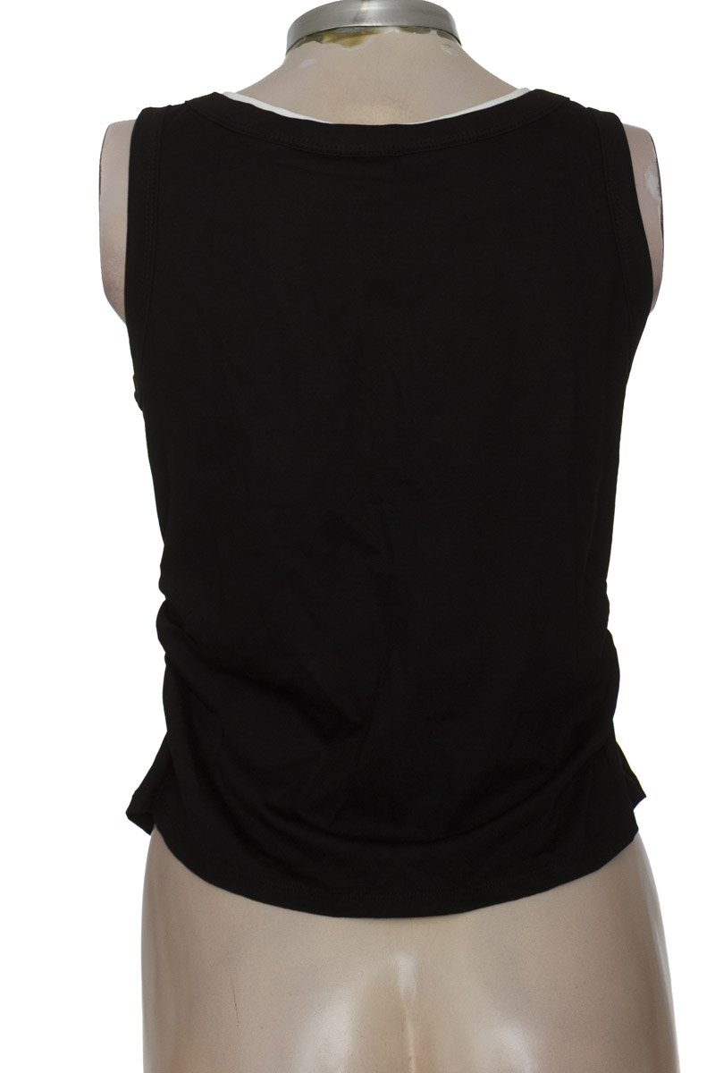 Top / Camiseta color Negro - Closeando