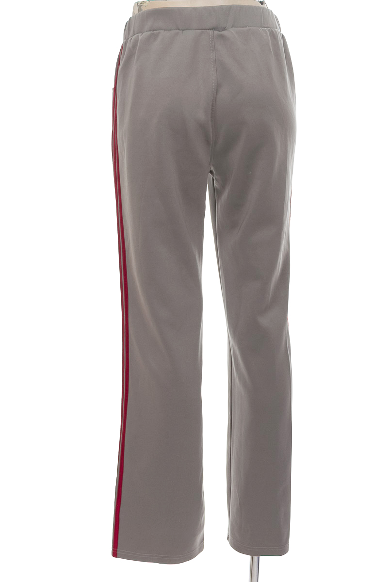 Ropa Deportiva / Salida de Baño color Gris - Closeando