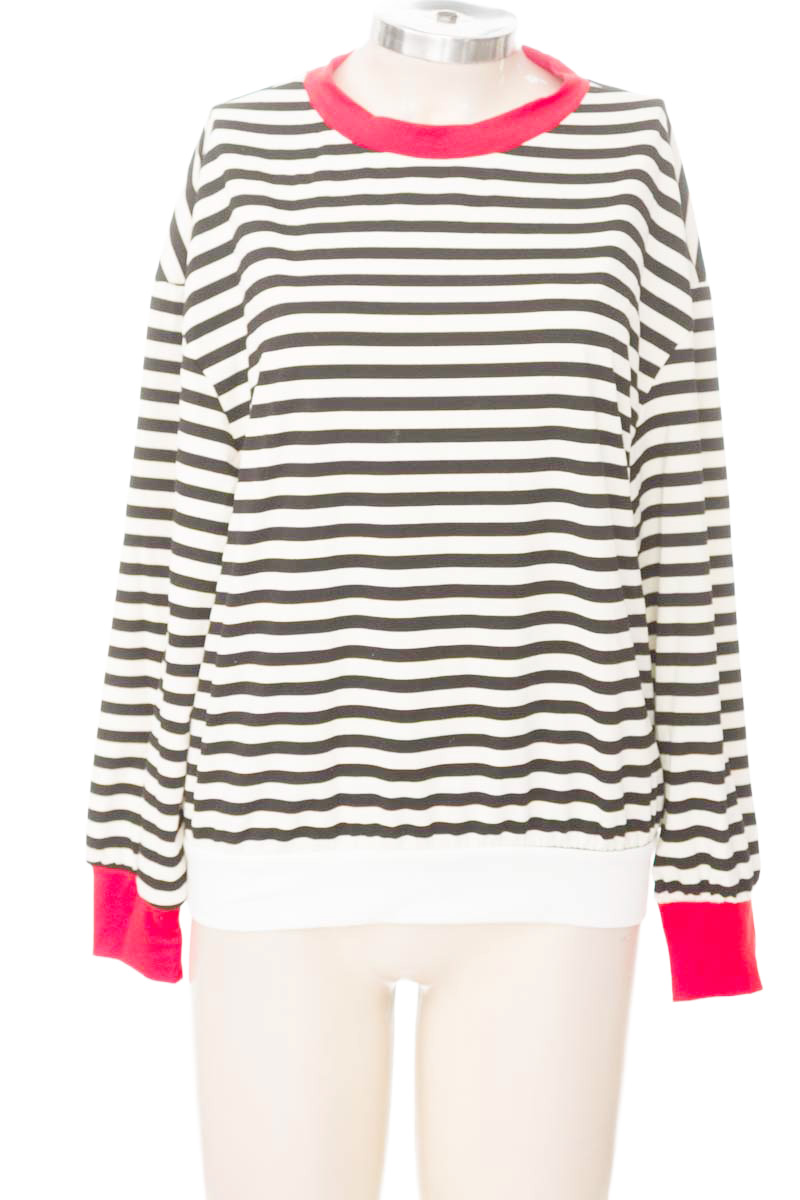 Sweater color Negro - Closeando