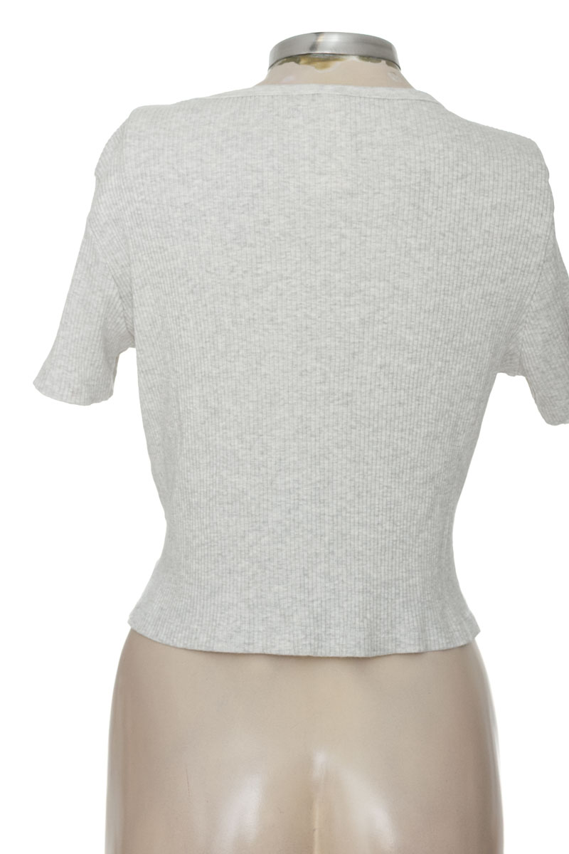 Top / Camiseta color Gris - UNIQLO