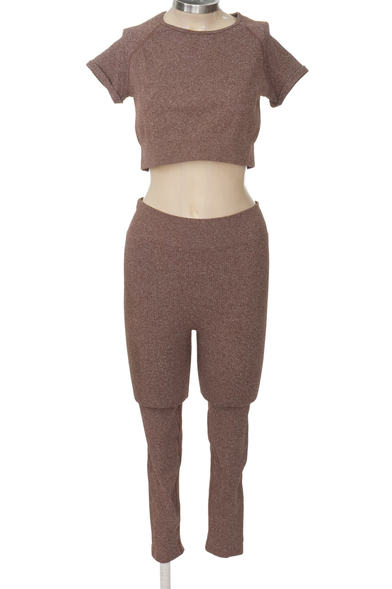 Ropa Deportiva / Salida de Baño color Café - Closeando