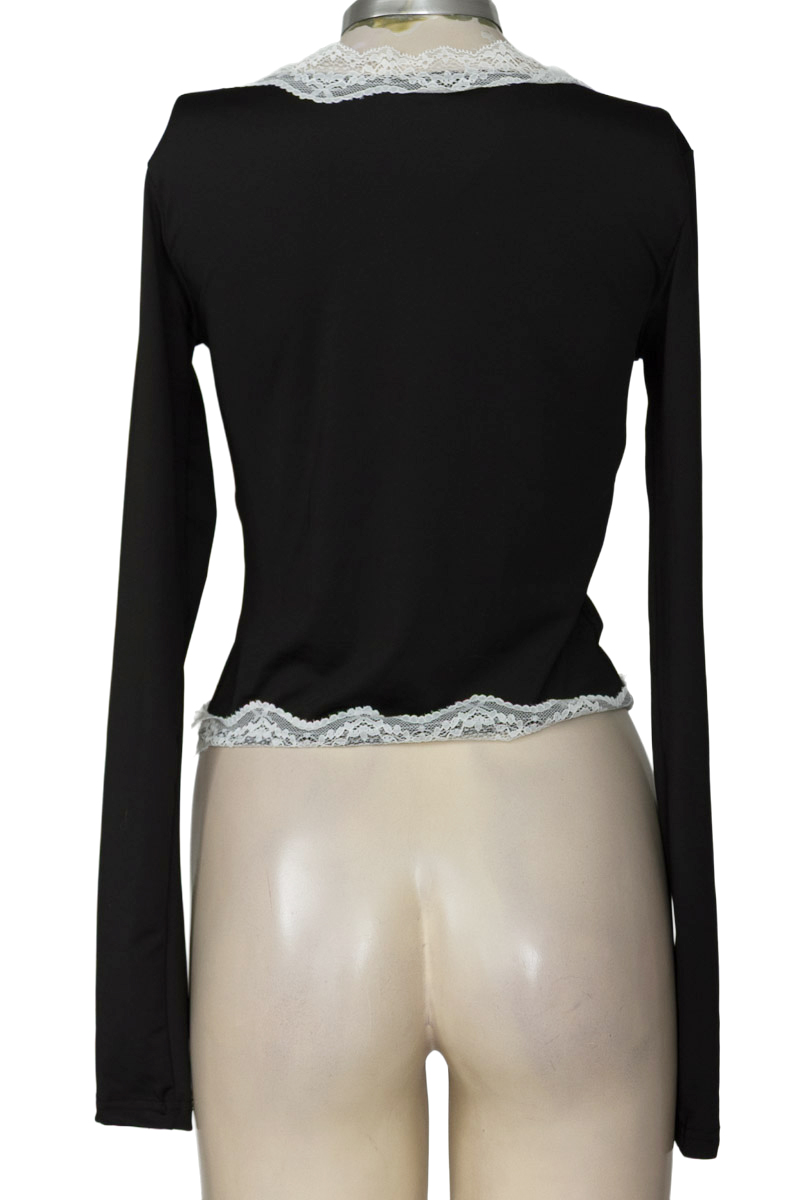 Top / Camiseta color Negro - Closeando