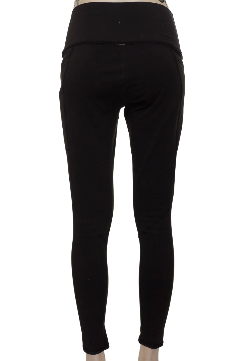 Ropa Deportiva / Salida de Baño color Negro - Closeando