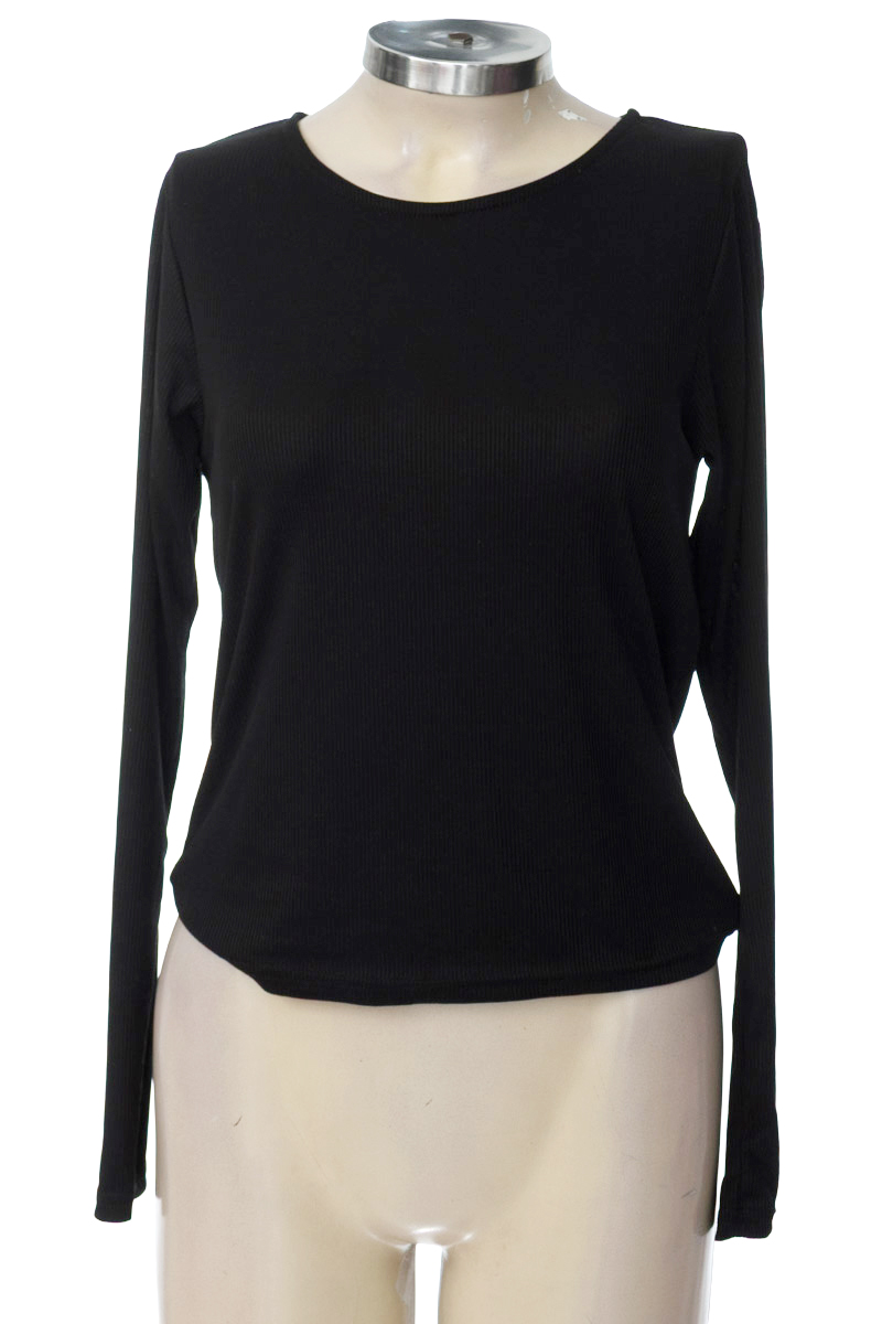Top / Camiseta color Negro - Closeando