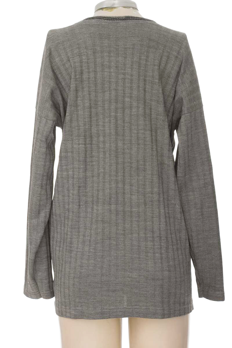 Sweater color Gris - Closeando