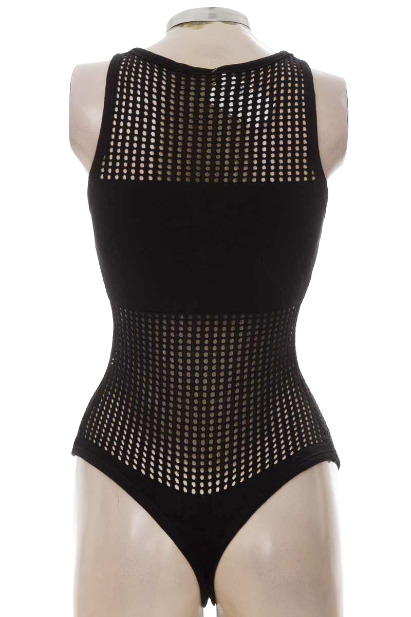 Top / Camiseta color Negro - Closeando