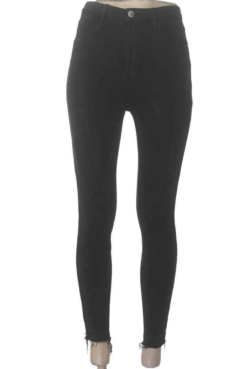 Pantalones color Negro - Stradivarius