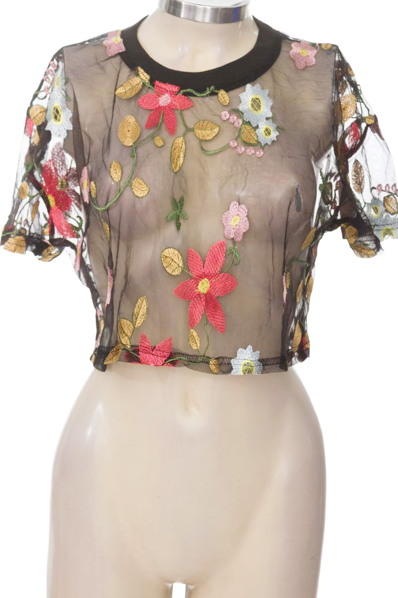 Top / Camiseta color Negro - Closeando