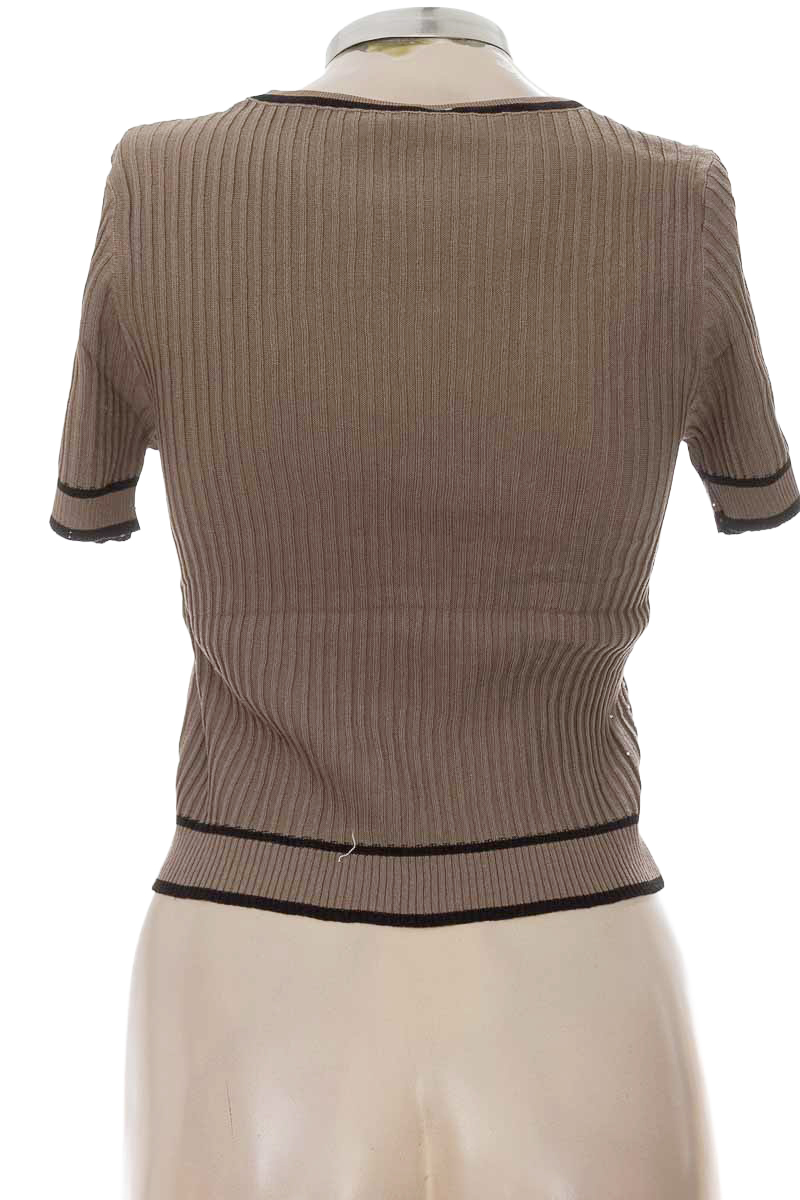 Top / Camiseta color Café - Closeando