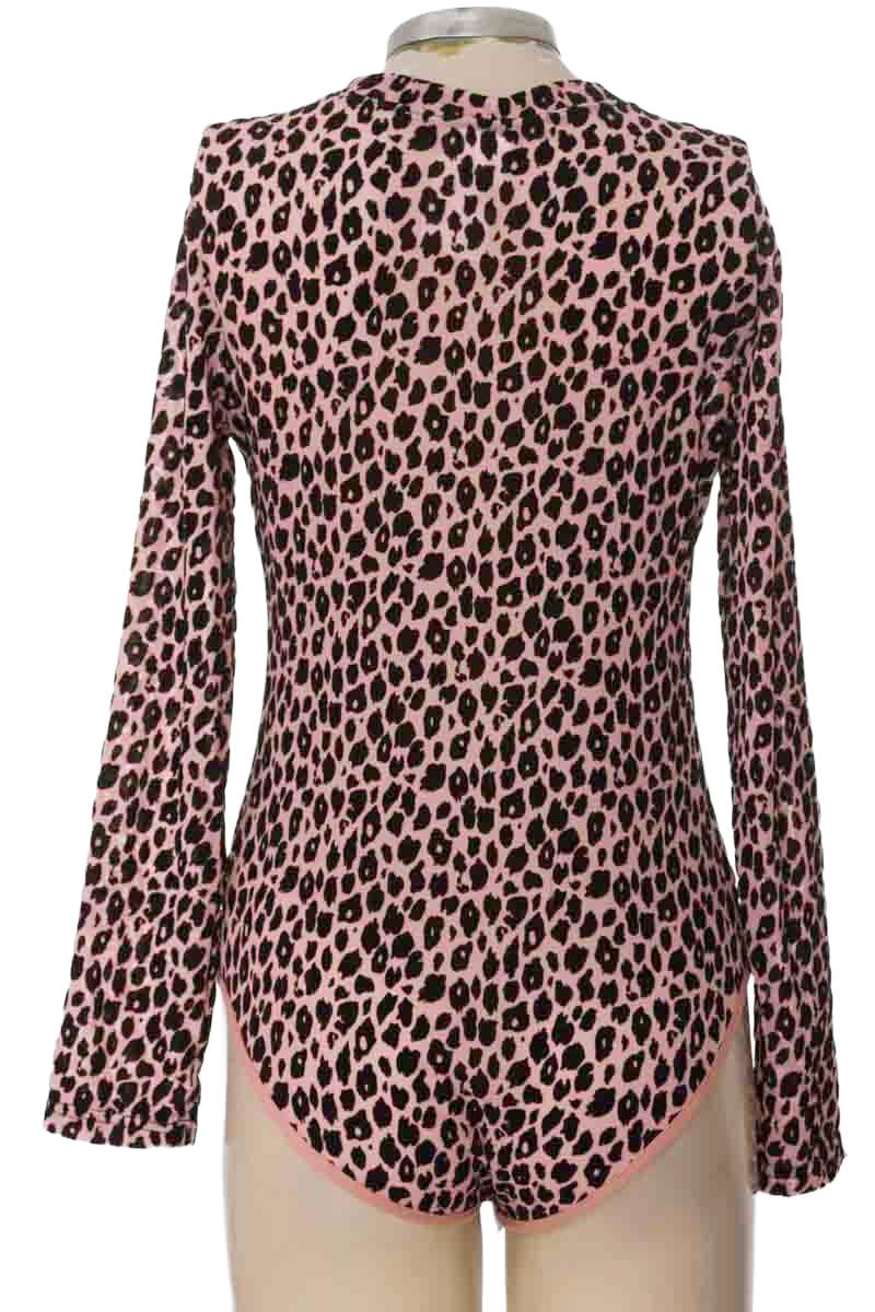 Top / Camiseta color Negro - Closeando