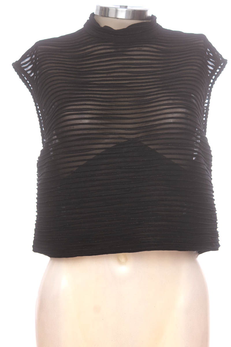 Top / Camiseta color Negro - Closeando
