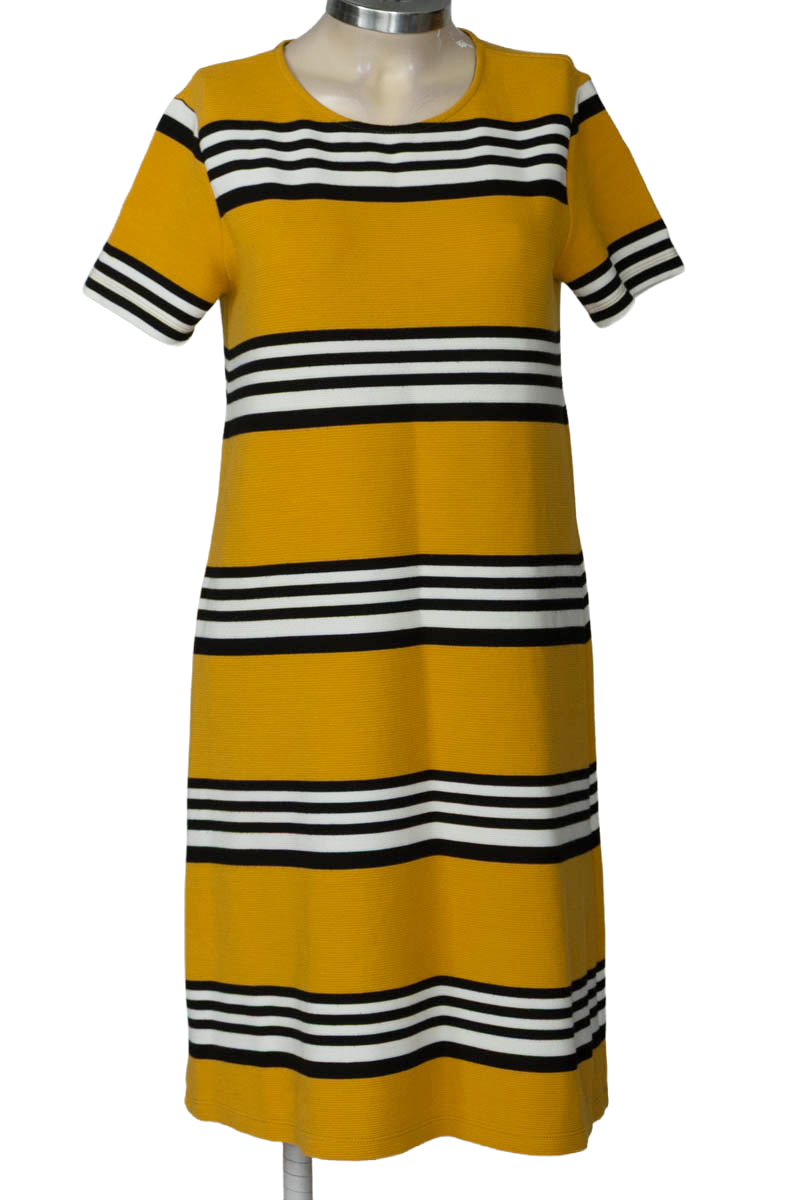Vestido / Enterizo color Amarillo - Stradivarius