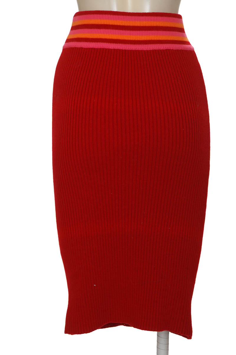 Falda color Rojo - Closeando
