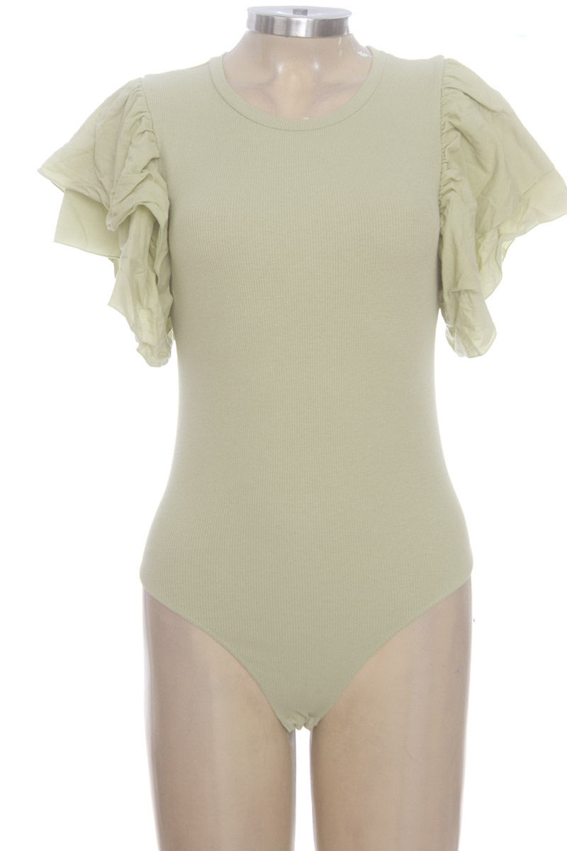 Top / Camiseta color Verde - Zara