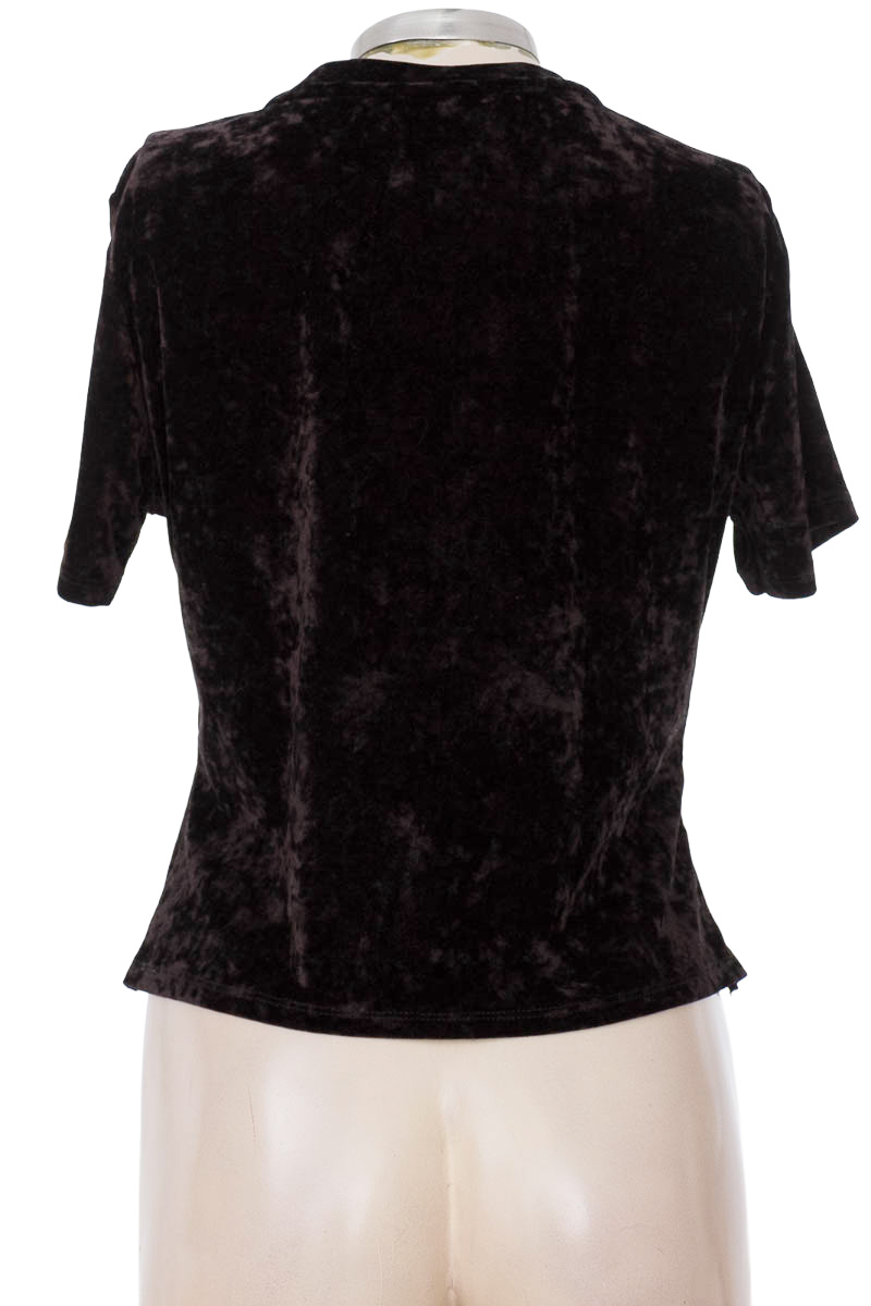 Top / Camiseta color Negro - Closeando