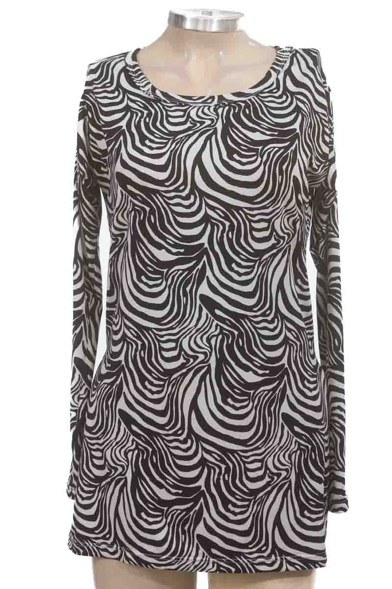 Top / Camiseta color Negro - Closeando