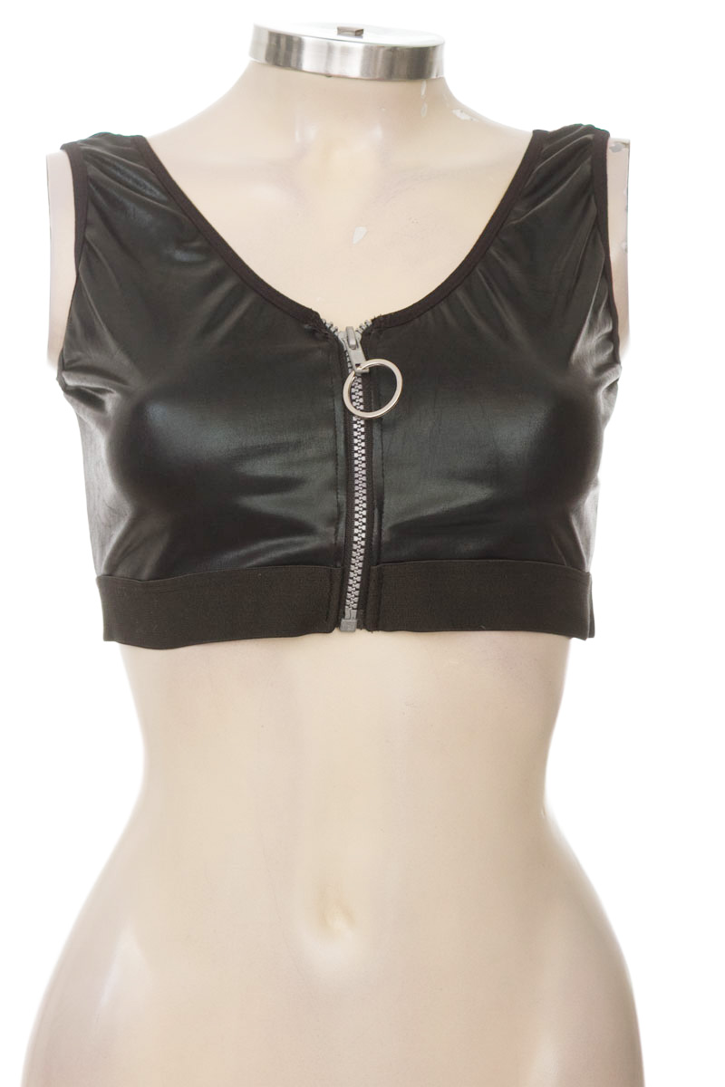 Top / Camiseta color Negro - Closeando