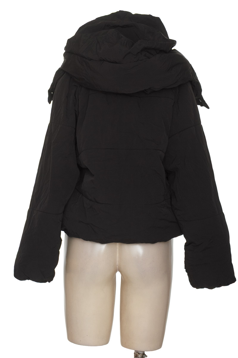 Chaqueta / Abrigo color Negro - Bershka