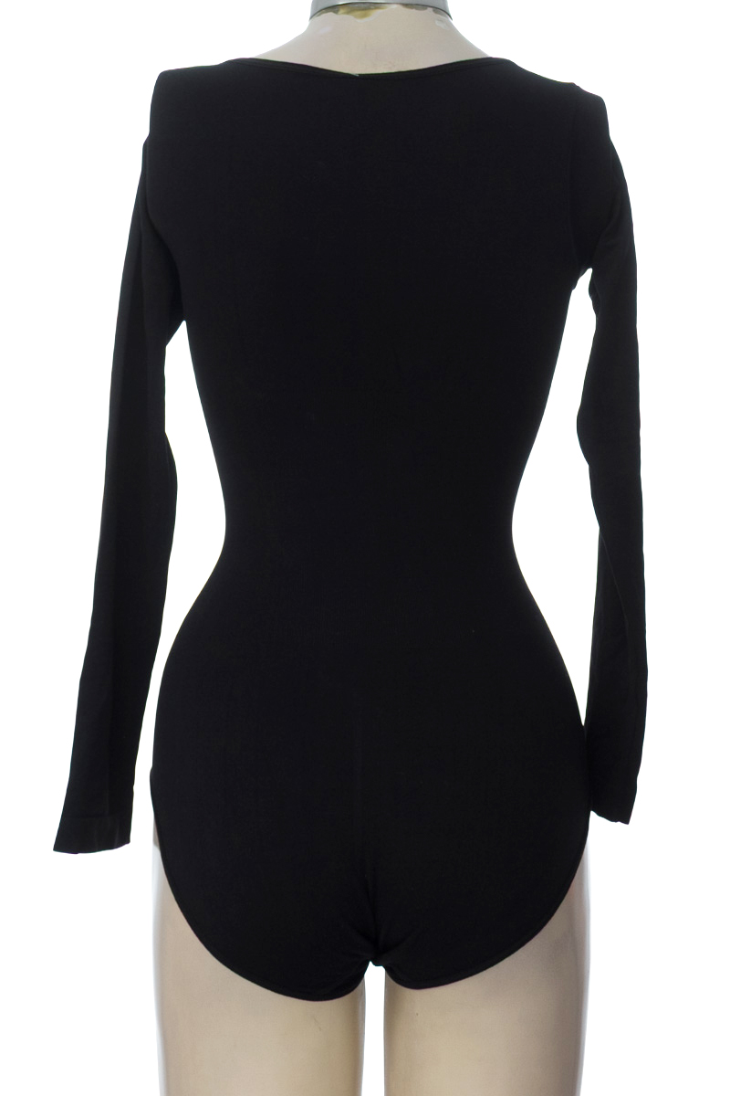 Top / Camiseta color Negro - Closeando