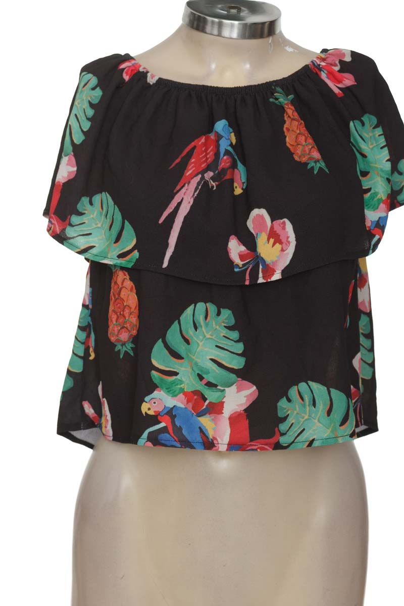 Top / Camiseta color Negro - Closeando