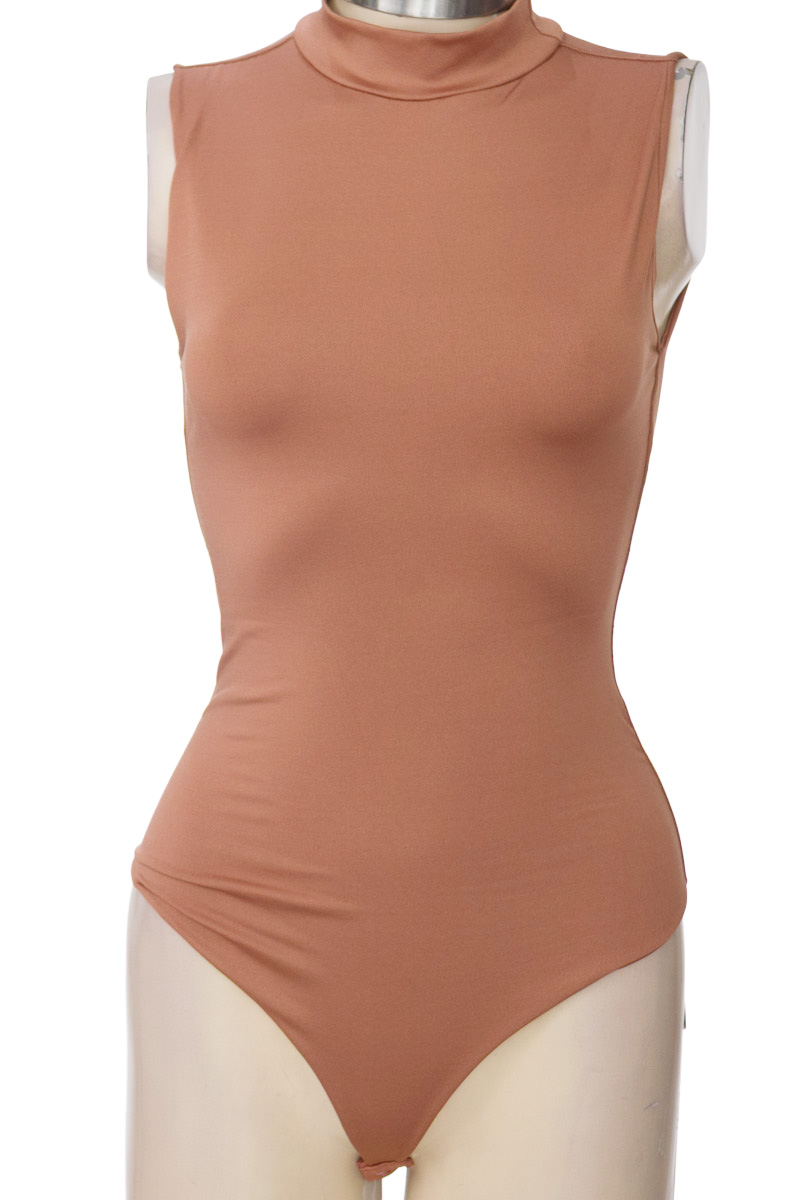 Top / Camiseta color Café - Closeando