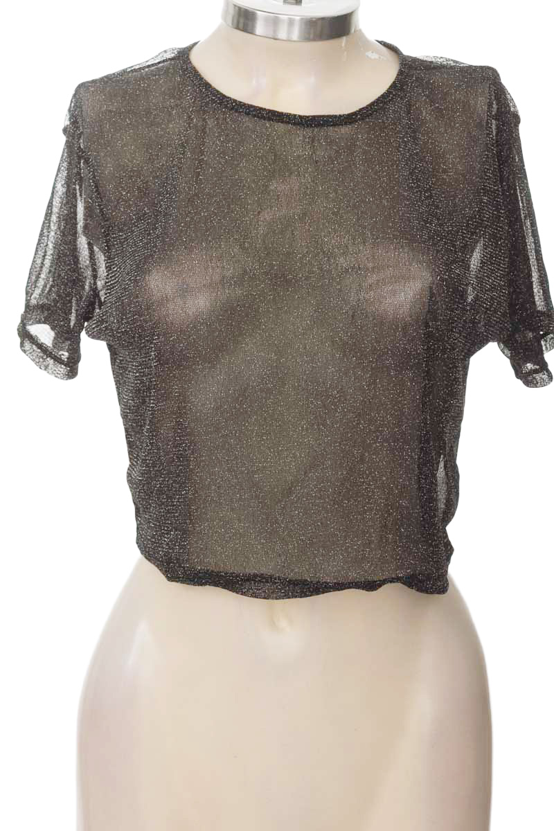 Top / Camiseta color Negro - Closeando