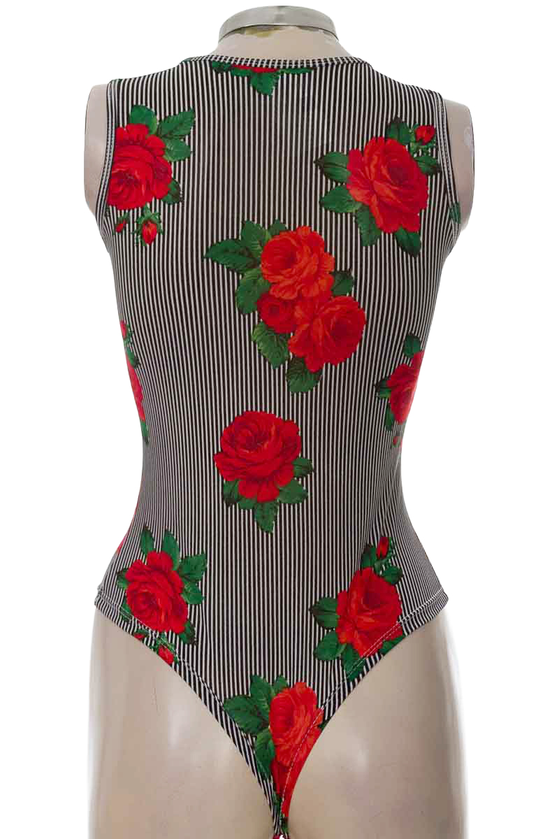 Top / Camiseta color Negro - Closeando