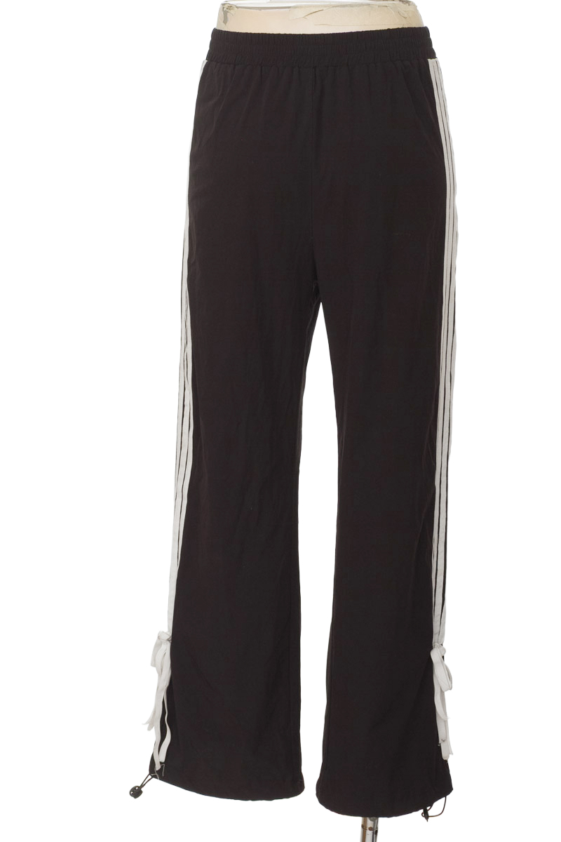 Ropa Deportiva / Salida de Baño color Negro - Closeando