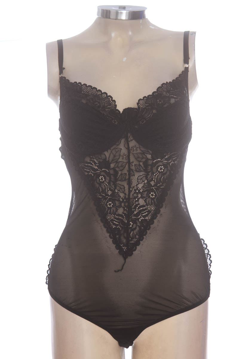 Top / Camiseta color Negro - Closeando
