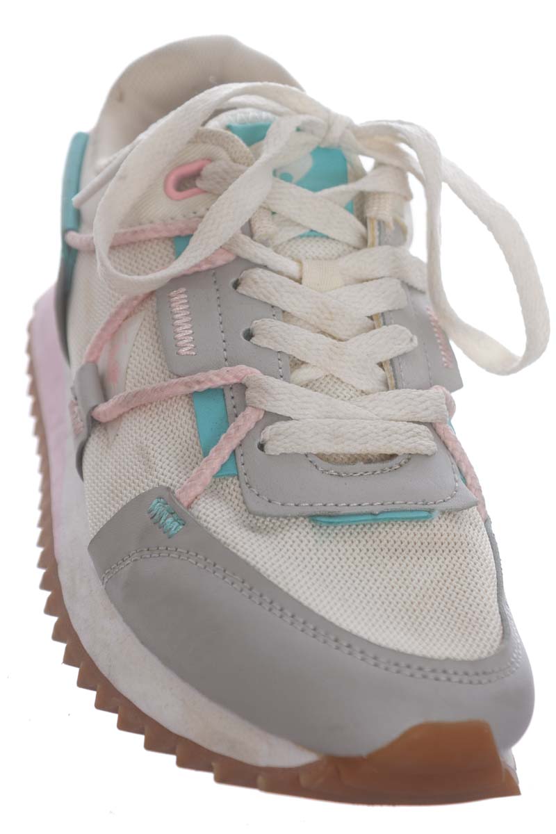 Zapatos color Beige - Closeando