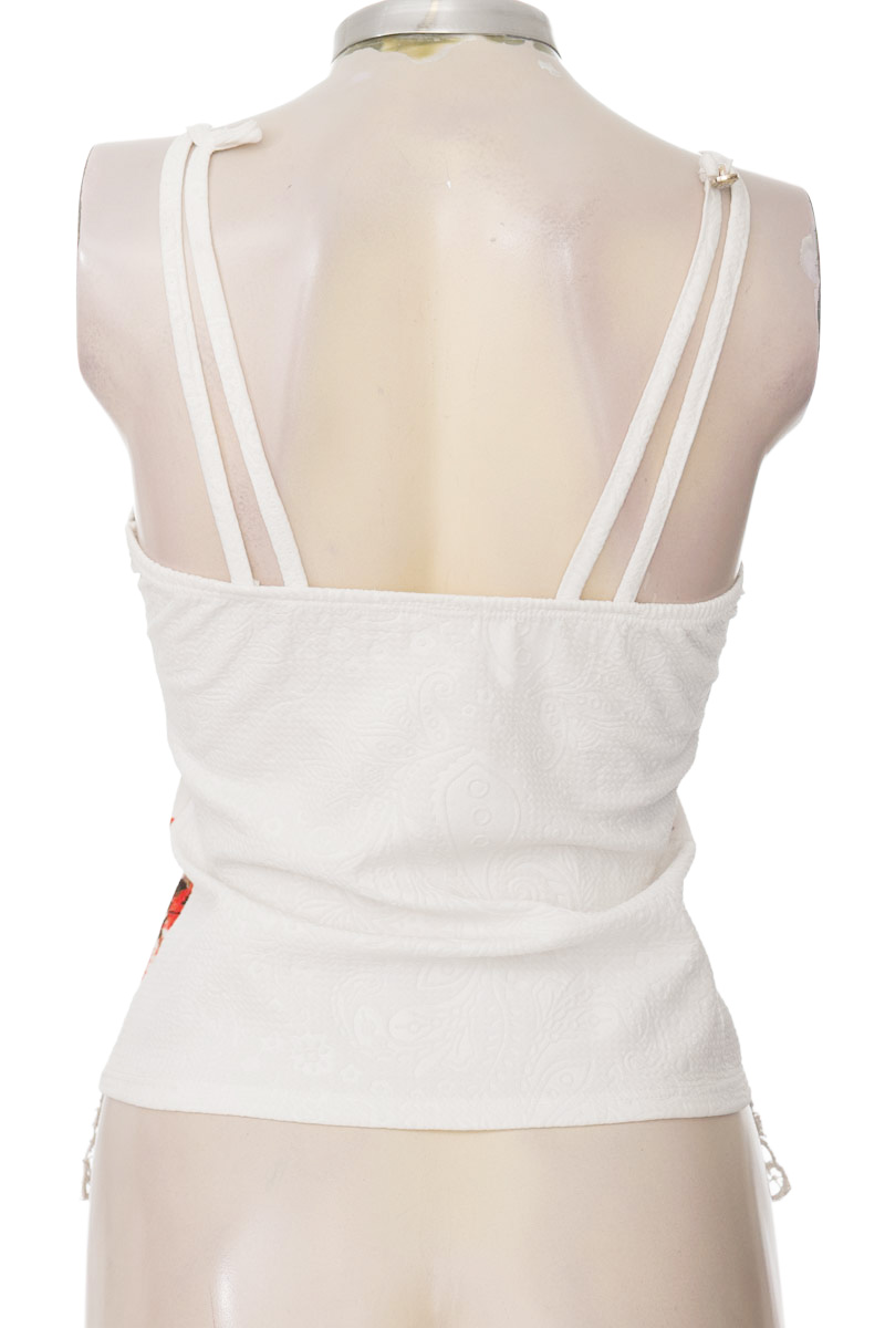 Top / Camiseta color Blanco - Closeando