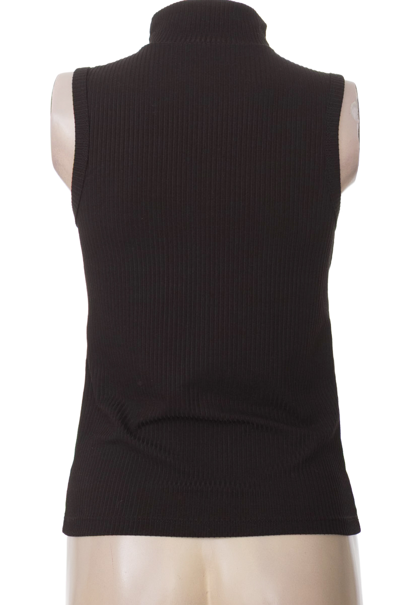 Top / Camiseta color Negro - Closeando