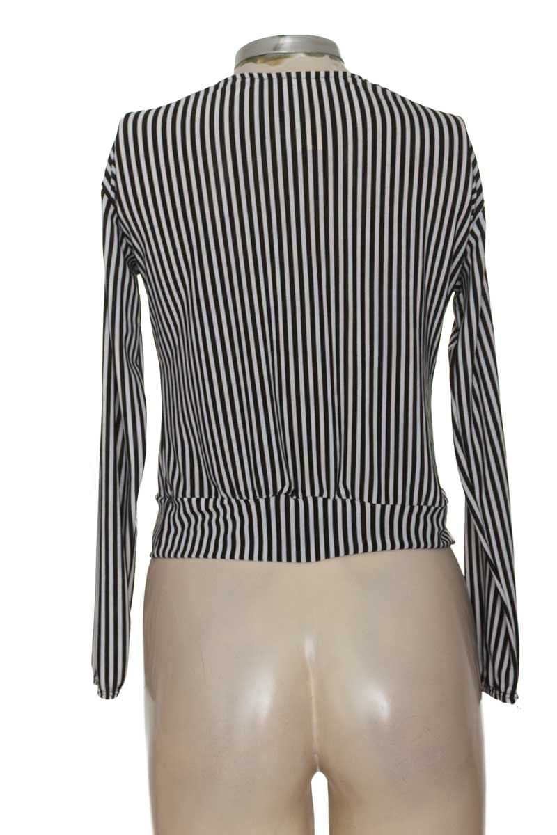 Top / Camiseta color Negro - Closeando