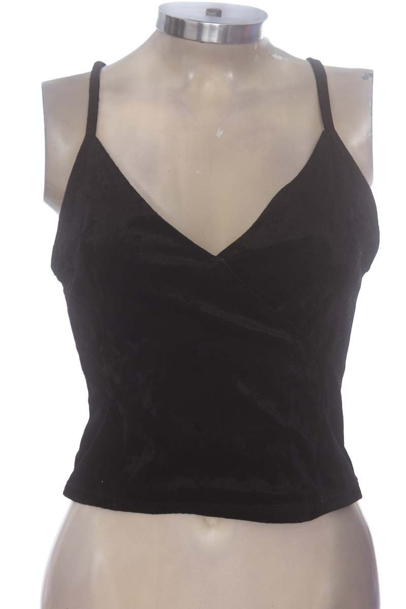 Top / Camiseta color Negro - Closeando